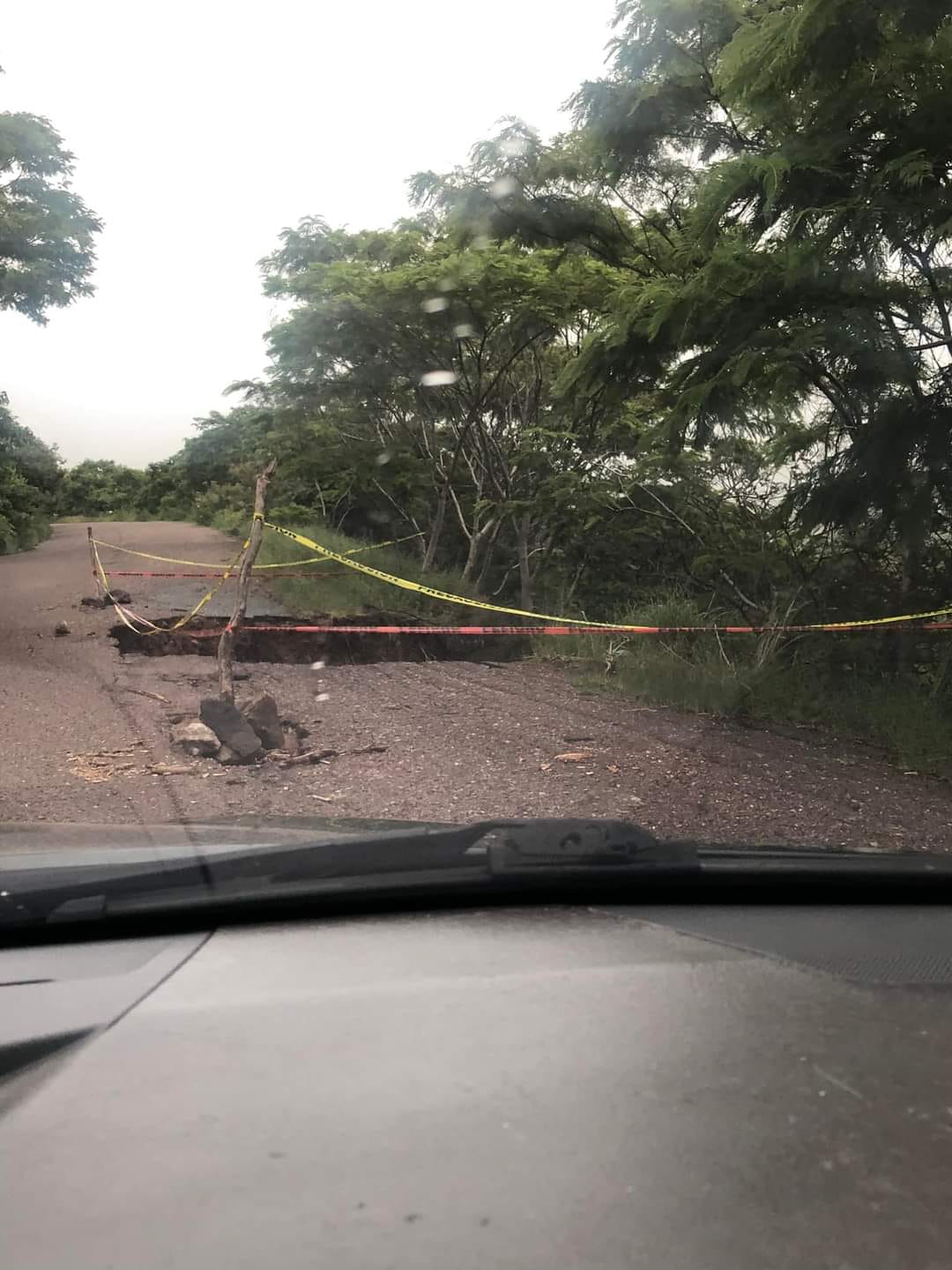 Piden ayuda por deslaves en la carretera Moyahua-Mezquital del Oro