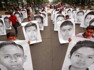 Dan formal prisión a un general por el caso Ayotzinapa