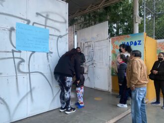 Hacen paro y consiguen maestro