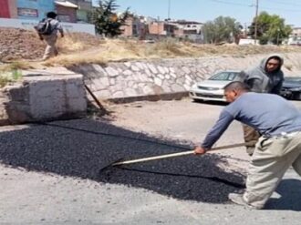 Reparan baches en la capital