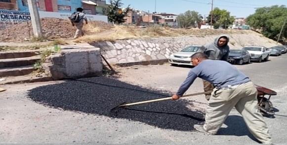 Reparan baches en la capital