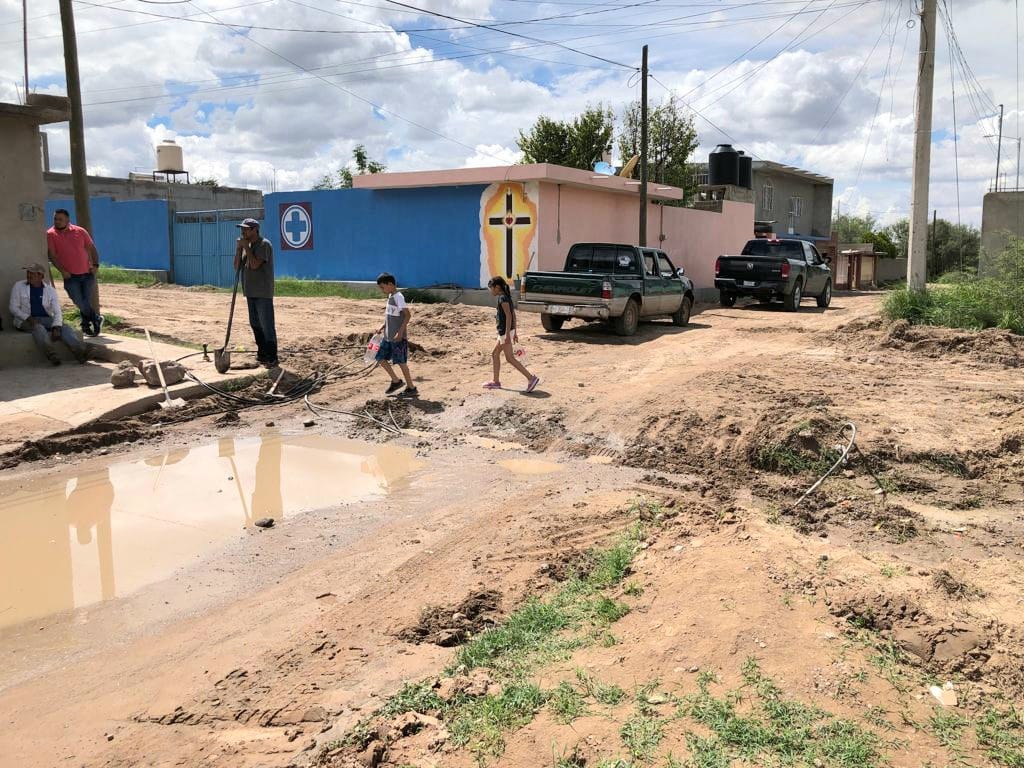 Mejoran calles en Los Ramírez