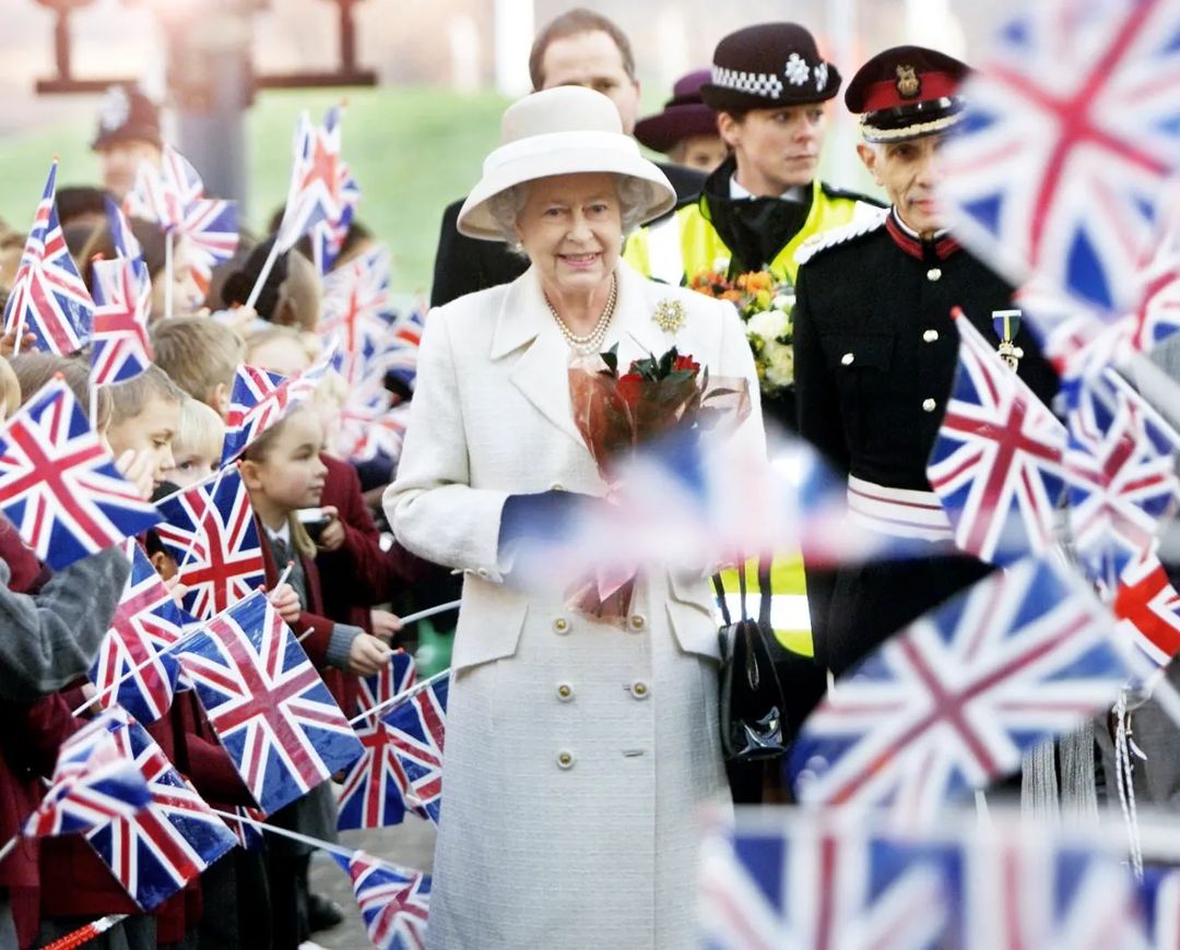 Tras 70 años de reinado, muere Isabel II