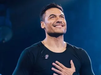 Carlos Rivera vive emotivo momento en concierto: Llora en el escenario por la muerte de su padre