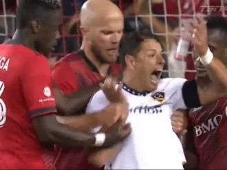 Chicharito Hernández y su drama al ser confrontado por jugadores del Toronto FC