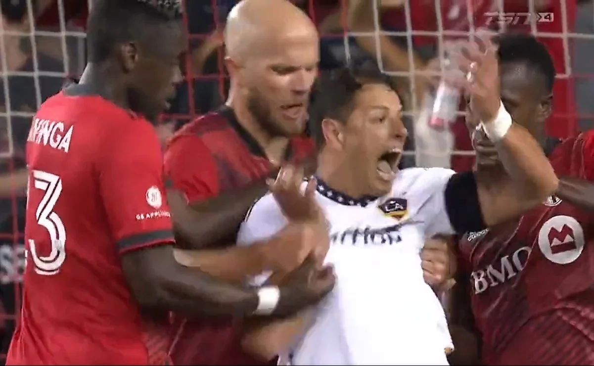 Chicharito Hernández y su drama al ser confrontado por jugadores del Toronto FC
