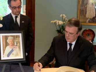 AMLO manda a Marcelo Ebrard a los funerales de la reina Isabel II
