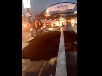 Socavón en calle de Guatemala deja dos desaparecidos y tres heridos