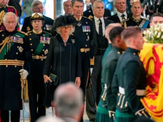 Rey Carlos III y sus hermanos escoltan el ataúd de Isabel II en Escocia