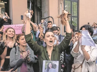 “La rebelión de los hijab” desafía al régimen iraní