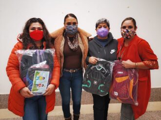 Entrega Norma Castorena mochilas a hijos de trabajadores de la salud