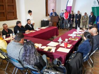 Capacitan a servidores públicos de la capital