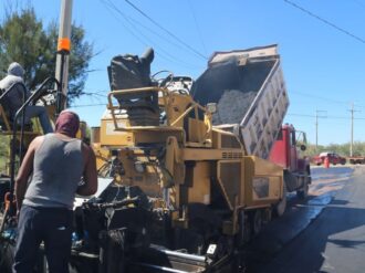 Pavimentan y rehabilitan calles y caminos en Juan Aldama