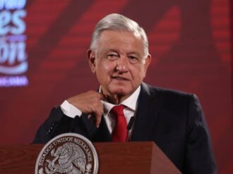Dejan en la basura bitácoras secretas de vuelos de AMLO