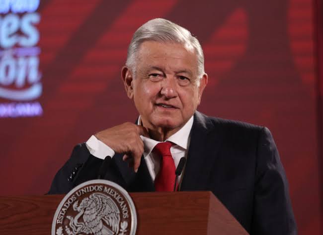 Dejan en la basura bitácoras secretas de vuelos de AMLO