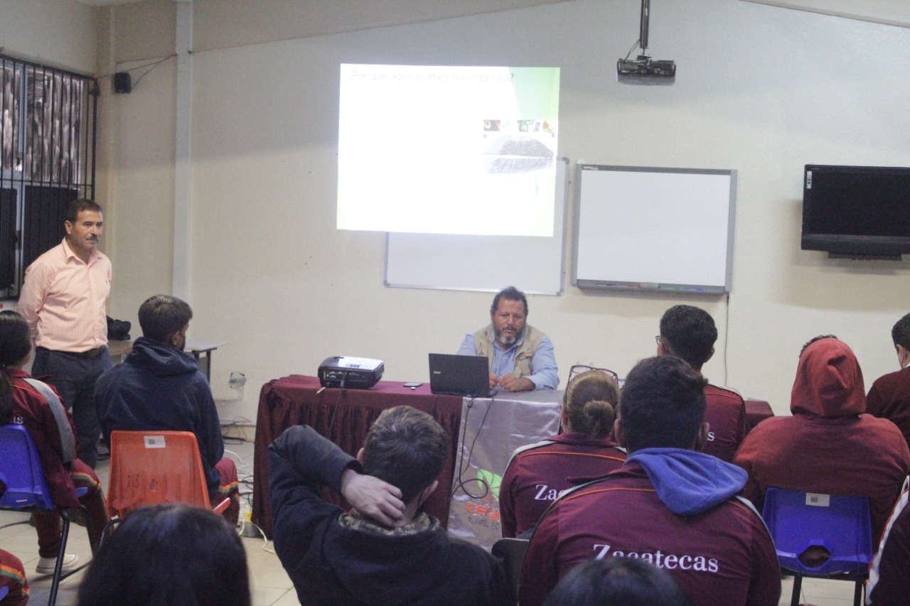 Capacitan a estudiantes en agricultura sostenible