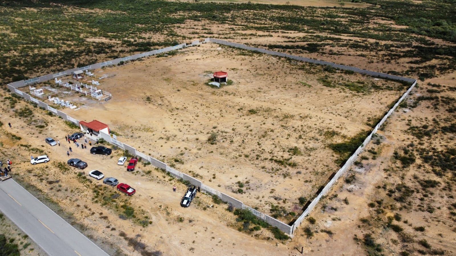 Se unen gobiernos y migrantes para construir un panteón