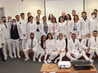 Entregan uniformes a internos y residentes del ISSSTE