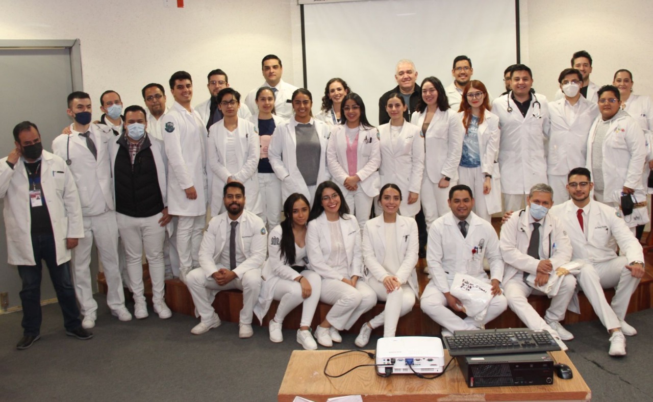Entregan uniformes a internos y residentes del ISSSTE