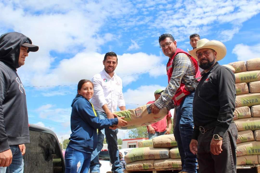 Beneficia Omar Téllez a Noria de San Pablo con apoyos a la vivienda