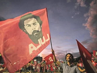 Polarización Lula-Bolsonaro parte en 2 a Brasil