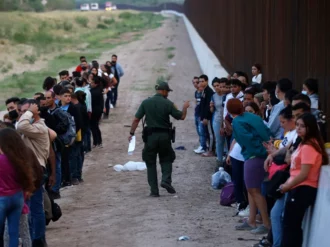 EU bate récord con más 2.7 millones de detenciones de migrantes en un año