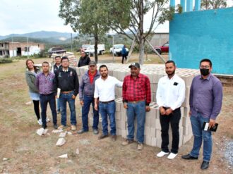 Entrega Omar Téllez material de construcción a comunidades 
