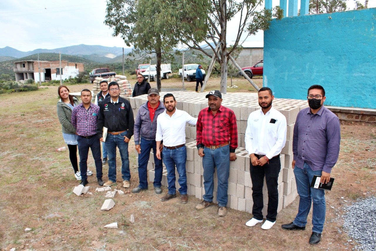 Entrega Omar Téllez material de construcción a comunidades 