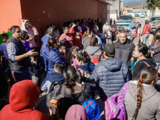 Cierran carretera y toman escuela para exigir docente y velador