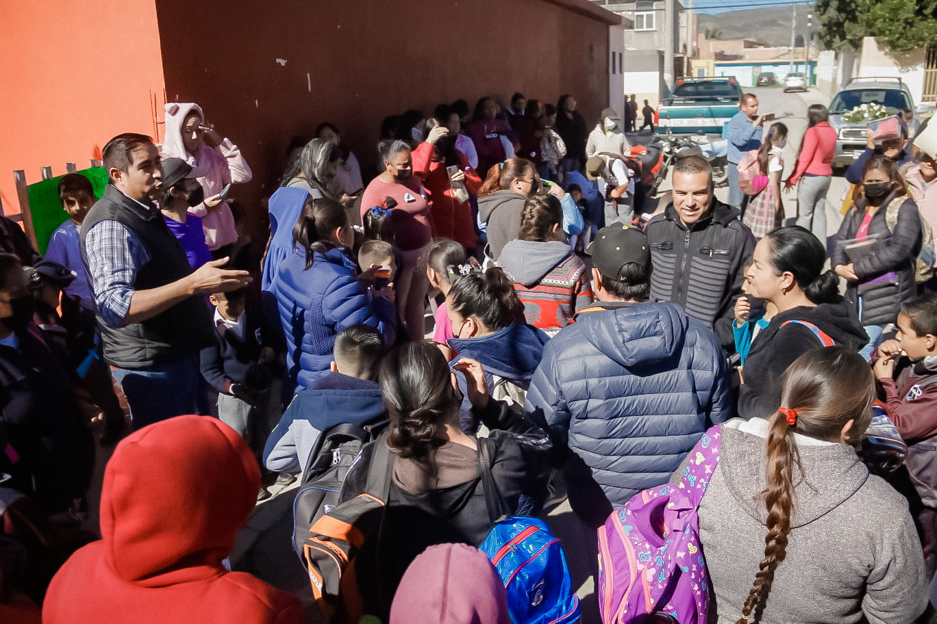 Cierran carretera y toman escuela para exigir docente y velador
