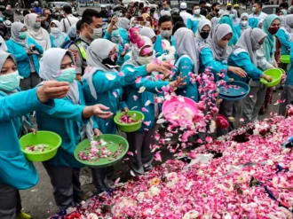 Contabilizan 32 niños muertos entre las 125 víctimas que dejó incidente de seguridad en estadio de Indonesia
