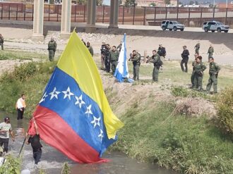 Migrantes venezolanos se manifiestan en Ciudad Juárez; patrulla fronteriza de EU los dispersa con balas de goma