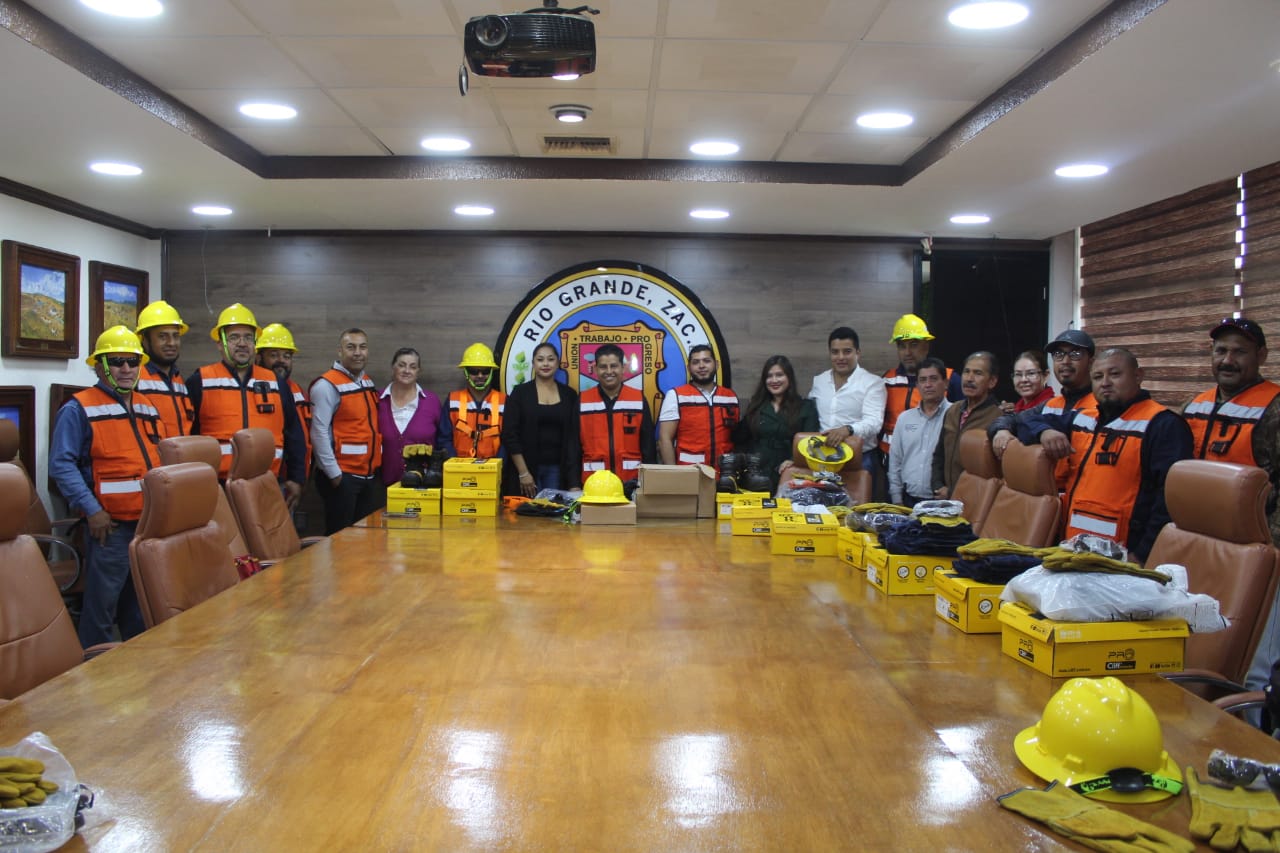 Equipan a trabajadores de Alumbrado Público