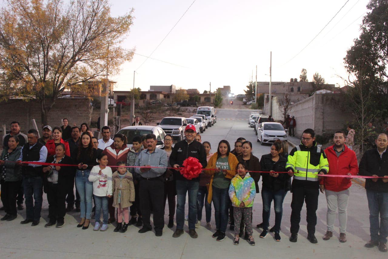 Inauguran pavimentación de la calle Pirules