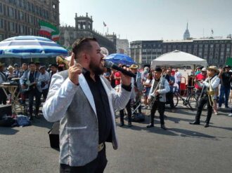 Celebran con banda el cumpleaños de AMLO frente a Palacio Nacional