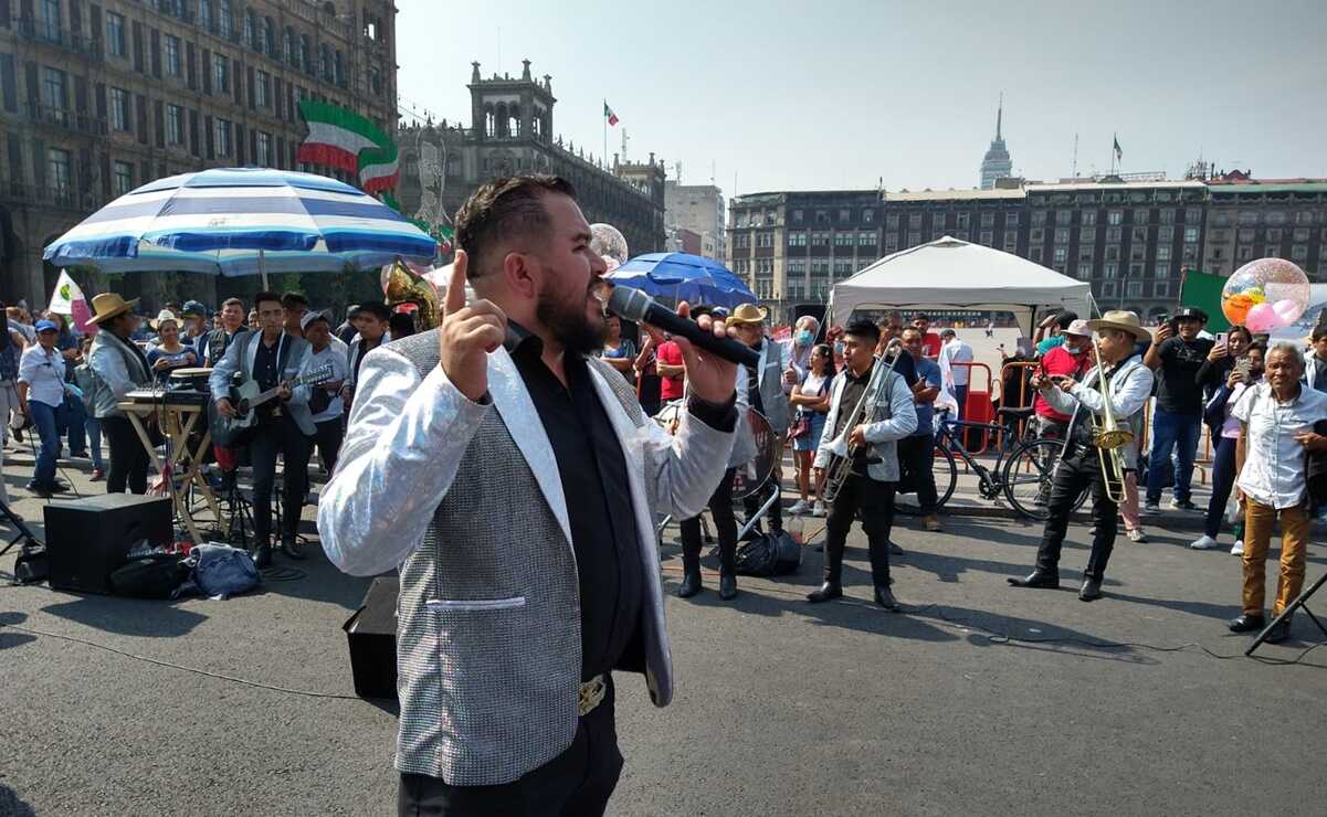 Celebran con banda el cumpleaños de AMLO frente a Palacio Nacional