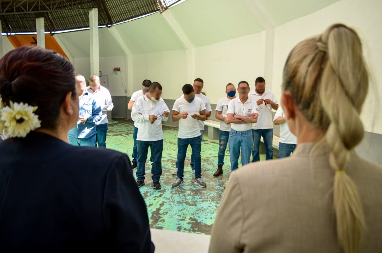 Entregan anteojos a 200 reos de cuatro penales