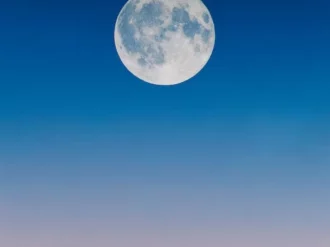 La historia fantástica de la vida en la Luna