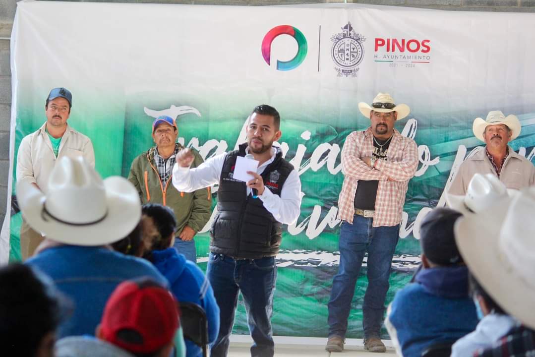 Entregan tinacos en Espíritu Santo 