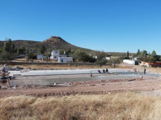 Construye Hassan Garduño cancha de usos múltiples en Corrales