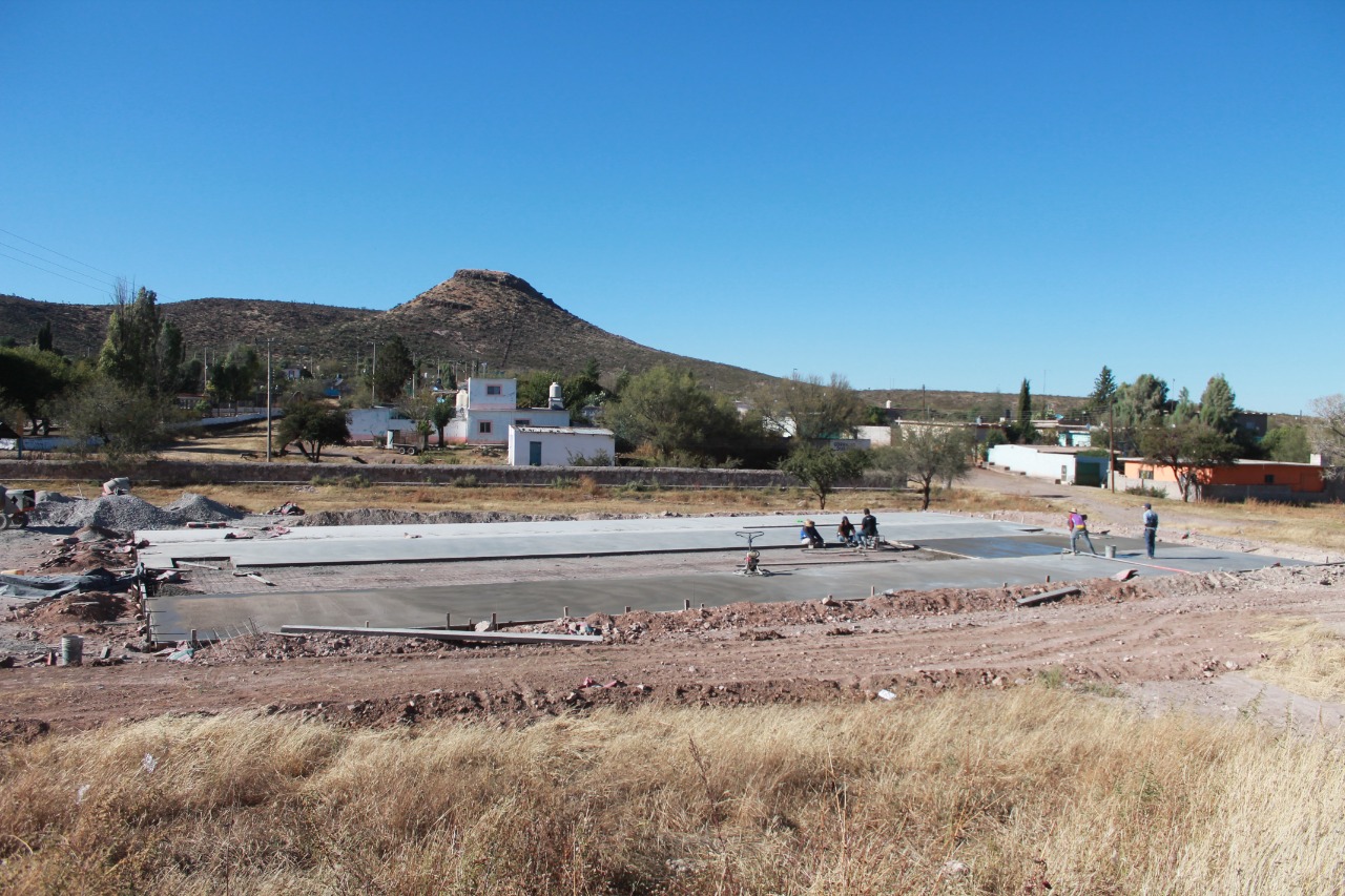 Construye Hassan Garduño cancha de usos múltiples en Corrales
