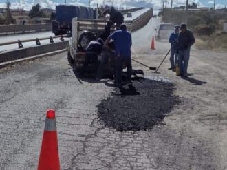 Reparan baches en la carretera Pozo de Gamboa-San Antonio del Ciprés 