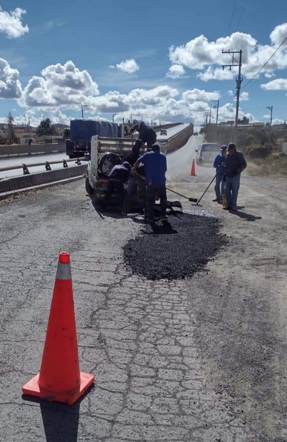Reparan baches en la carretera Pozo de Gamboa-San Antonio del Ciprés 