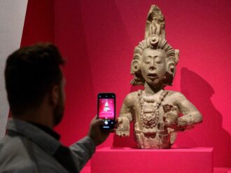 Mayas ya firmaban sus esculturas, demuestra exposición del MET