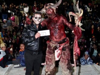 Con gran vida celebran a los muertos en Pinos