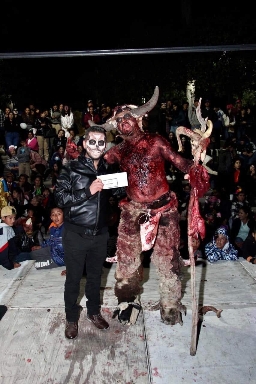 Con gran vida celebran a los muertos en Pinos