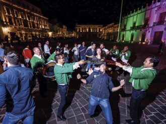 Instalarán baños semifijos para evitar daños en el Centro Histórico 