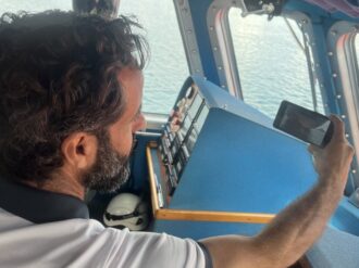 Esto se sabe de los inmigrantes que viajaron en la pala del timón de un barco petrolero