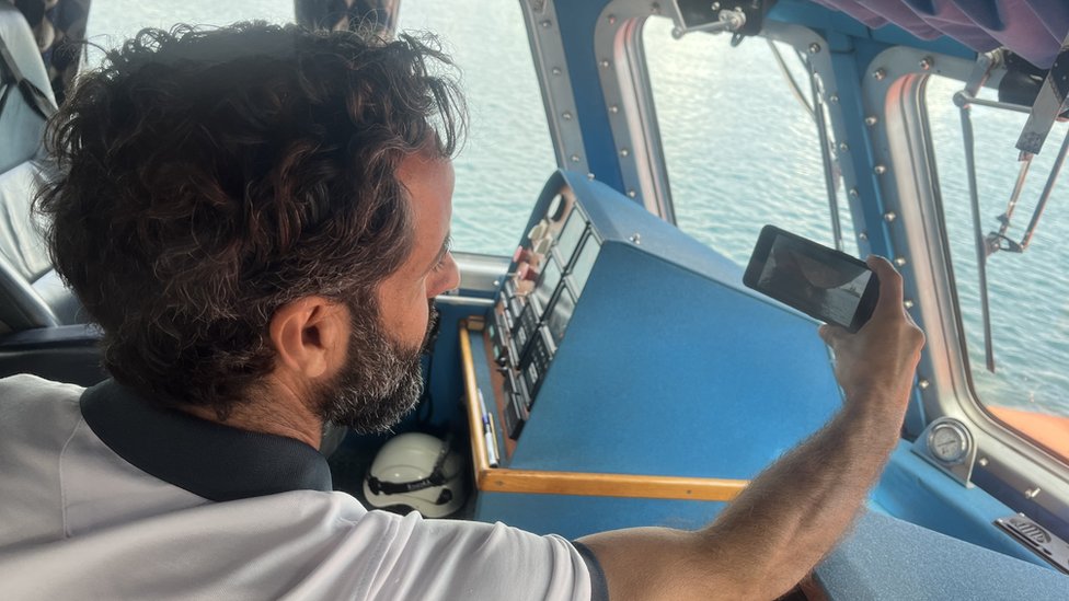 Esto se sabe de los inmigrantes que viajaron en la pala del timón de un barco petrolero