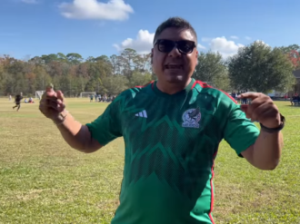 Convive Pier Michel con migrantes 